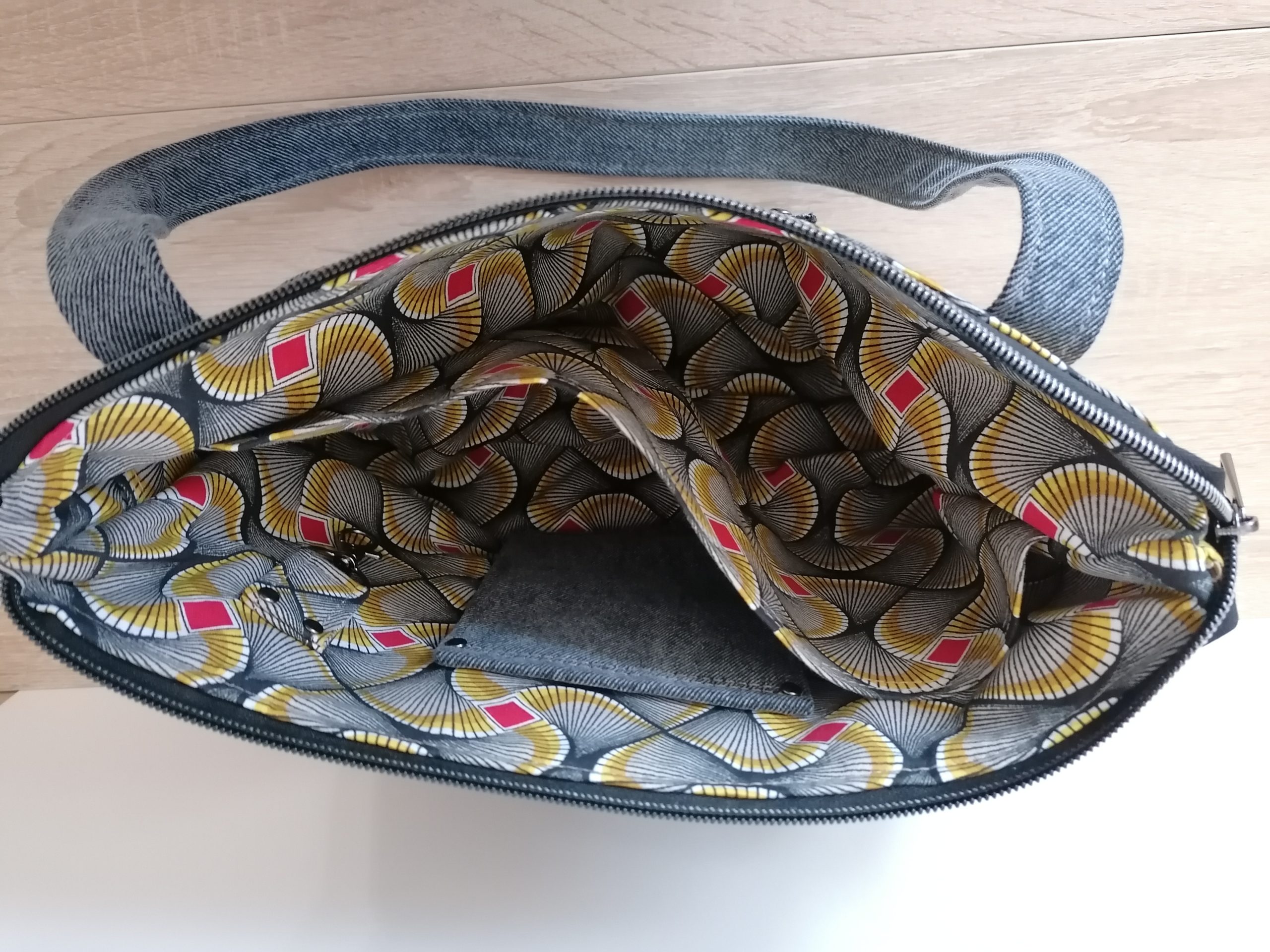 Sac à anses jean gris tissu wax noir jaune rouge – Image 3